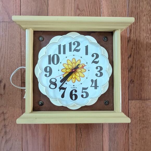 Timex 1960s Daisy Wall Clock Flower Power Mid Century Vintage - Picture 1 of 4